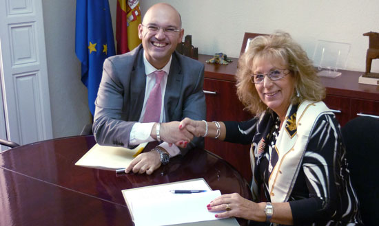 El director general de la Asociación Empresarial Española de la Industria de Sanidad y Nutrición Animal (Veterindustria), Santiago de Andrés, y la presidenta de la Asociación Española de Farmacéuticos de la Industria (AEFI), Carmen Castañón