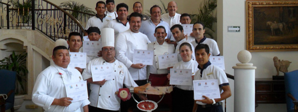 La campaña de formación se ha completado con la celebración de tres cursos de corte dirigidos a los profesionales de los hoteles de Quintana Roo, con la participación del Maestro Cortador Sergio Bellido.