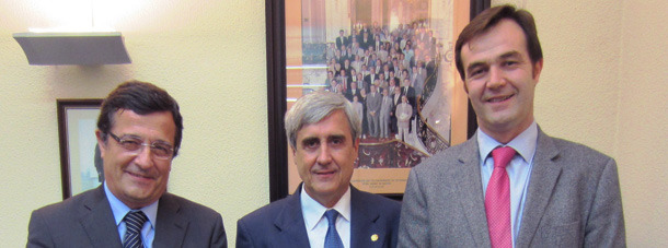 La nueva cúpula de la patronal española de sanidad animal formada por su presidente, Emilio Gil, vicepresidente, César Carnicer, y el director general, Santiago de Andrés, se reunió con el presidente de la OCV, Juan José Badiola.