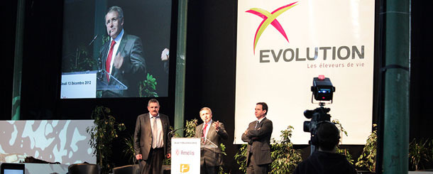 Los Presidentes D. Jacques COQUELIN, Presidente de Amélis, D. Vincent RETIF, Presidente de Génoé y D. Jean-Pierre MOUROCQ, Presidente de Urcéo anunciaron el nombre de su nueva unión de cooperativas multiespecies: Evolution