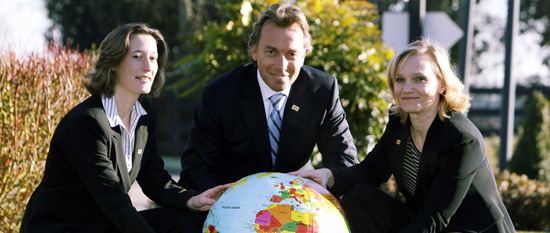 Dra. Helen Warren, Coordinadora Técnica de Alltech, Director Europeo de Alltech Marc Larousse, y Sylvie Andrieu, Gerente Técnico Europeo de Rumiantes.