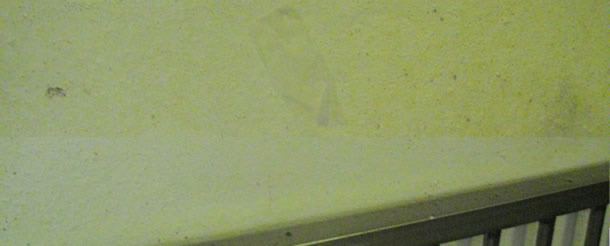 El papel de fumar pegado a la pared indica un secado incompleto de la sala