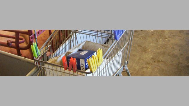 Las pinzas utilizadas son transportadas en un carro con parte del material diario necesario