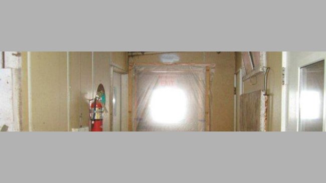 Ejemplo de puerta sellada que previene la entrada de aire no deseado y convenientemente el movimiento no deseado de personal entre la zona “limpia” (dentro de la granja) y zona “sucia” (exterior de la granja).