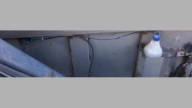 Evitar la captura de moscas por los transportes de cadáveres es difícil, por no decir imposible, pero el uso de insecticidas en el interior del contenedor una vez que éste está cerrado las eliminaría