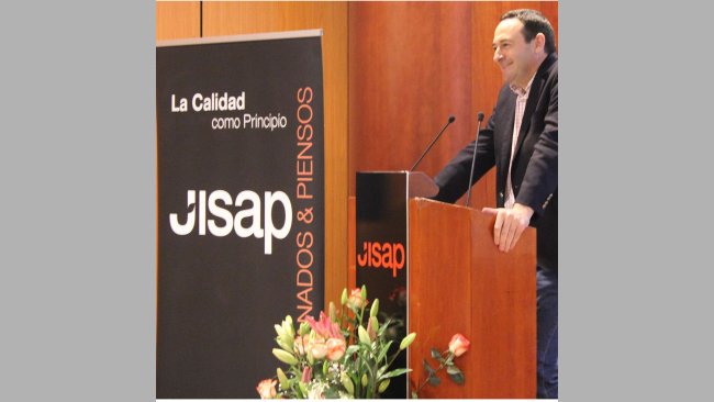 Foto premiados recogiendo el galardón y Alfonso Jiménez, CEO de Jisap