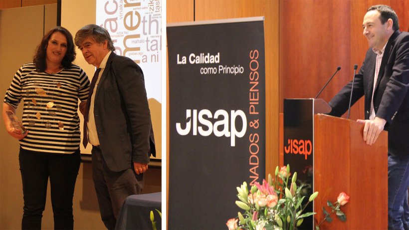 Foto premiados recogiendo el galard&oacute;n y Alfonso Jim&eacute;nez, CEO de Jisap
