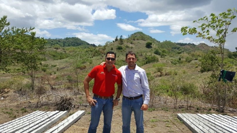 Dr. Jun Punzalan socio Filipino y CEO de Plaridel Products&nbsp; y Mr.Jordi Coletas representante de Semen Cardona
