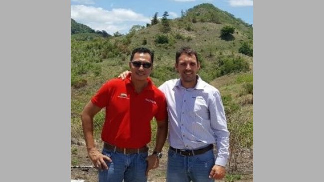Dr. Jun Punzalan socio Filipino y CEO de Plaridel Products  y Mr.Jordi Coletas representante de Semen Cardona