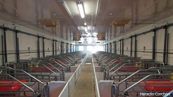 Los techos lisos sin interferencias a la circulación de aire, las entradas de aire por falso techo, preferiblemente motorizadas si las salas de maternidad son muy largas son elementos que determinan una buena ventilación
