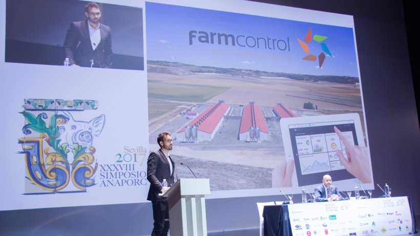 Francesc Vil&agrave; presentando la ponencia: Monitorizaci&oacute;n de datos y control remoto en granjas.

