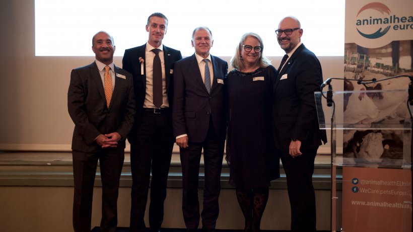 De izquierda a derecha, Clint Lewis (Tesorero AhE), Wijnand de Bruijn (Presidente AhE), Vylenis Andiukaitis (Comisario de Salud y Seguridad Alimentaria), Roxane Feller (Secretaria General AhE) y Santiago de Andrés (Vicepresidente AhE).