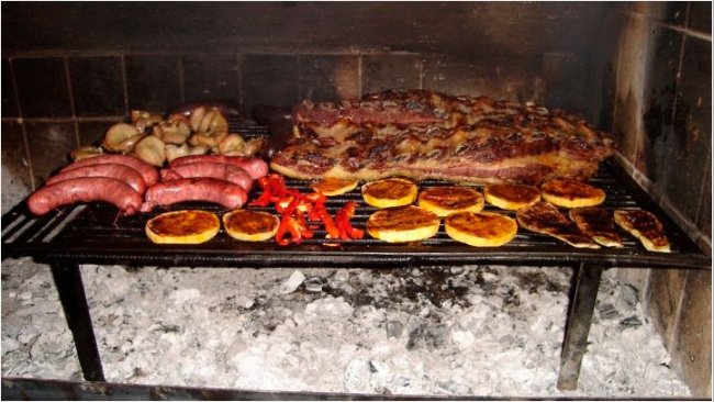 Imagen 1. Ilustraci&oacute;n de un asado argentino a la brasa.
