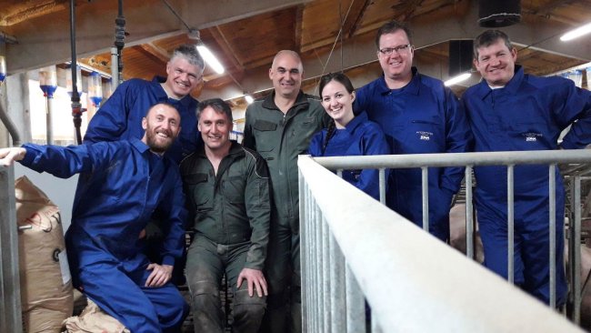 De derecha a Izquierda: Galo Navarro (Director Comercial Andrimner), Tom A. Rathje (Chief Technical Officer DNA Genetics), Emily Mauch (Geneticist DNA Genetics), Josu Gámiz (Propietario, Núcleo Genético Levosaita), Soren Hertel (Director General Andrimner), Javier Lorente (Director Técnico Asociado Andrimner), Ismael Gámiz (Propietario, Núcleo Genético Levosaita).