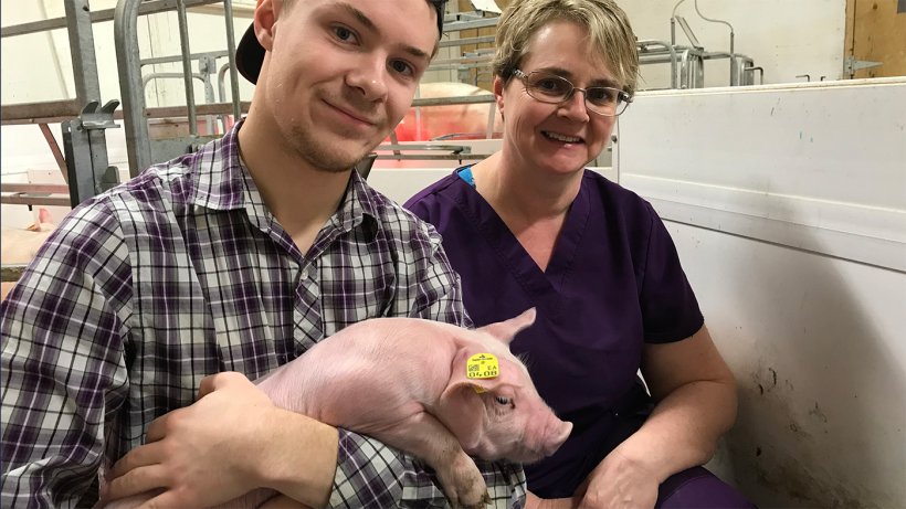 Eric Penner y Cathy Penner de Calvern Farms con el cerdo n&uacute;mero 40 millones en Pigbase

