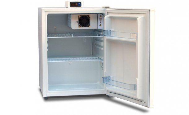 Figura 1: Unidad de almacenamiento con una pantalla de temperatura exterior y estantes abiertos (rejilla) para permitir la circulaci&oacute;n de aire.
