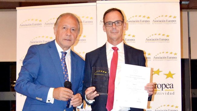 Manuel Navarro, responsable de Administración y Finanzas de Magapor, recibe el Premio Europeo a la Gestión e Innovación Empresarial.