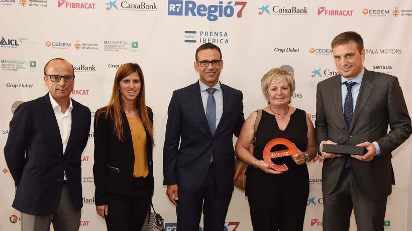 Maria &Agrave;ngel con el premio junto a directivos de CaixaBank. Fuente: Salvador Red&oacute;/Regi&oacute;7.

