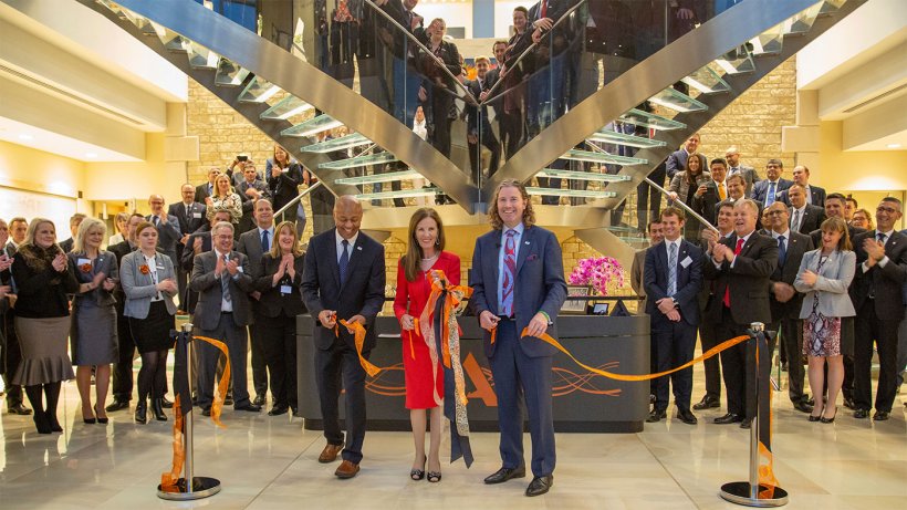 Inauguraci&oacute;n oficial de las nuevas oficinas de Alltech en Stamford (Lincolnshire, Inglaterra) con Alric Blake, director de operaciones de Alltech; Deirdre Lyons, cofundadora y directora de imagen y dise&ntilde;o corporativos de Alltech y el Dr. Mark Lyons, presidente y CEO de Alltech.
