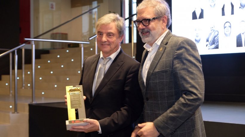 Miguel &Aacute;ngel Ortega recibe el premio PronosPorc Oro de Cerdo Cebado de la mano del alcalde de Lleida, F&egrave;lix Larrosa.
