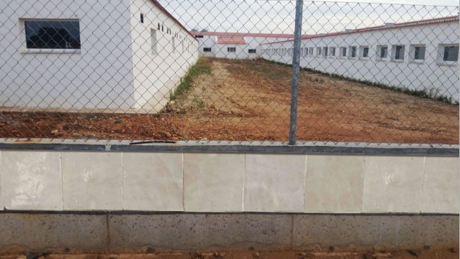 Foto 1: Ejemplo de vallado construido con baldosa lisa para evitar el acceso de roedores.