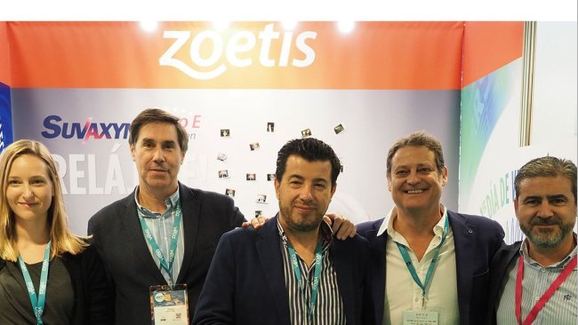 Equipo de Zoetis en el stand de porciFORUM