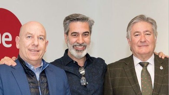De izquierda a derecha: Alberto Herranz (director de INTERPORC), Arturo Martín (conductor del programa) y Luis Alberto García (presidente del Colegio de Veterinarios de Toledo).