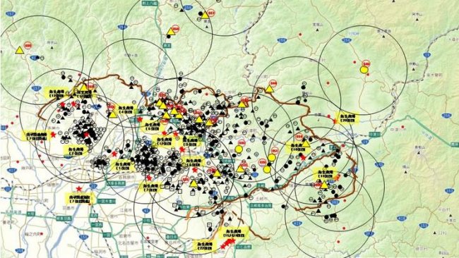 El mapa muestra el total de jabalíes encontrados muertos o capturados positivos para la enfermedad así como las explotaciones porcinas afectadas (subrayadas en amarillo), hasta el 23 de abril de 2019.