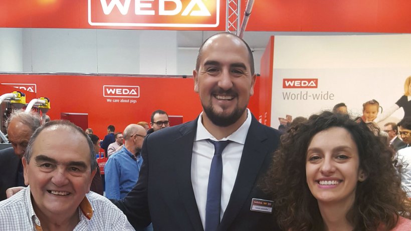 Lucas (centro) y Melina Lasorella (derecha) del socio argentino de WEDA Porlaso.
