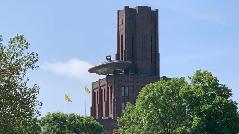 Edificio Ferrocarriles en Utrecht (The Inkpot), con su &quot;platillo volante&quot; creado por el escultor Marc Ruygrok.
