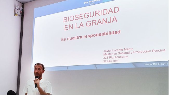 Javier Lorente, representando a la 333 Pig Academy