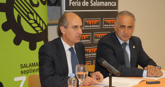 Javier Iglesias que estuvo acompañado por el diputado de Ferias, Jesús María Ortiz