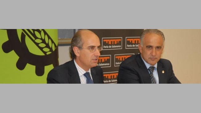 Javier Iglesias que estuvo acompañado por el diputado de Ferias, Jesús María Ortiz