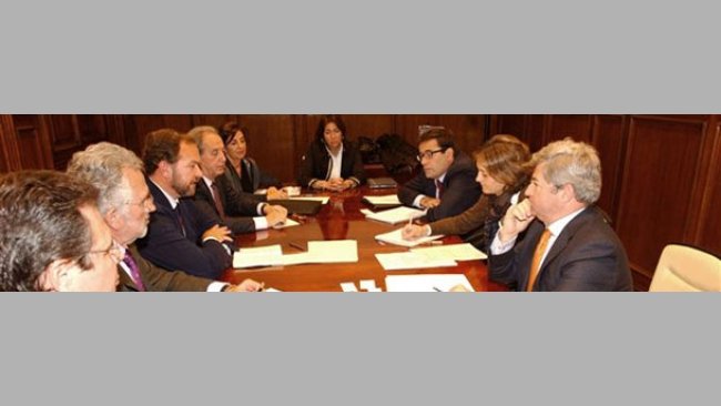 Firmantes del Manifiesto del Cerdo Ibérico con Isabel García Tejerina