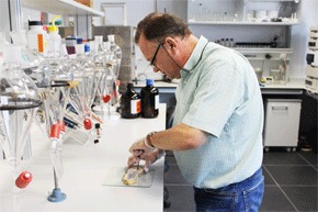 Manuel-Leon-en-el-laborator.gif