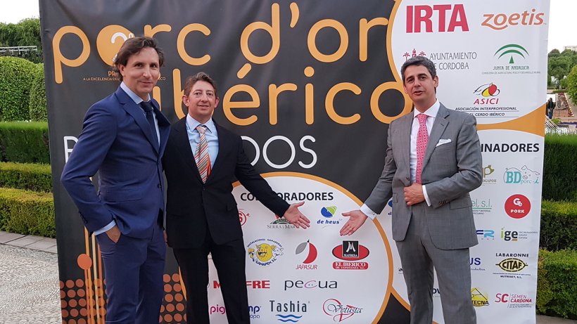 De izquierda a derecha: Antonio del Pozo, Director de &Aacute;rea La Mancha-Extremadura de De Heus, Francisco Rodr&iacute;guez Calvente, jefe de producto de porcino de De Heus y Joaqu&iacute;n Santana, cliente de De Heus.
