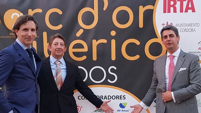 De izquierda a derecha: Antonio del Pozo, Director de Área La Mancha-Extremadura de De Heus, Francisco Rodríguez Calvente, jefe de producto de porcino de De Heus y Joaquín Santana, cliente de De Heus.