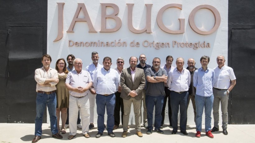 Miembros de la nueva Junta Directiva de la DOP Jabugo con su presidente y director general
