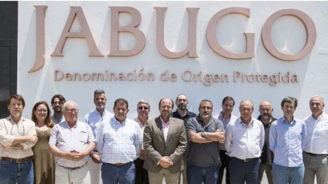 Miembros de la nueva Junta Directiva de la DOP Jabugo con su presidente y director general