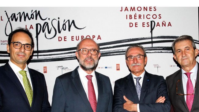 De izquierda a derecha: Jesús Pérez (director de comunicación de Asici), Exmo. Juan Lóipez Doriga (embajador de España en Mexico), Francisco Javier Morato (Presidente de Asici), Rafael Bolivar (consejero de agricultura, pesca y alimentacion de la embajada española en Mexico)