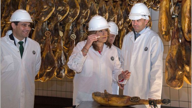 Susana Díaz, durante la visita al secadero de jamones de Sánchez Romero Carvajal.
