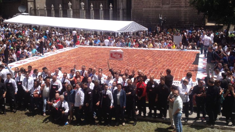 Record Guinness al Plato de Jam&oacute;n Cortado a Mano M&aacute;s Grande Del Mundo
