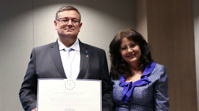 Manuel García, presidente de INTERPORC, recibe de manos de la presidenta de la AEDEEC, Myriam de la Sierra y Urquijo, la ‘Medalla Europea al Mérito al Trabajo’
