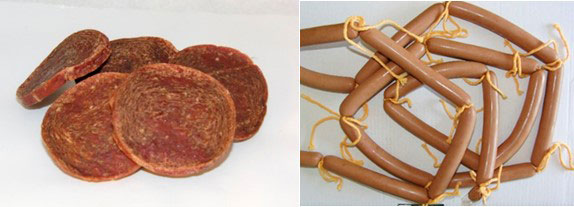 Algunos de los snacks que se han creado son las galletas de carne (izquierda) y las salsichas de pollo (derecha)