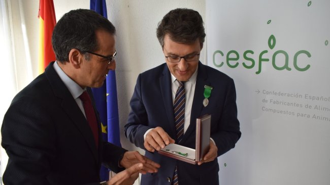 Fernando Miranda recibe la Medalla al Mérito en Alimentación Animal de manos de Fernando Antúnez.