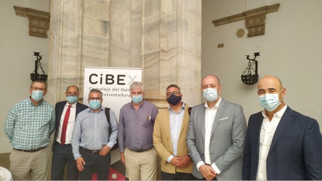 De izquierda a derecha; Ramon Silvero, Jose Ignacio Moríñigo (Ibercom cooperativa), Alejandro Miguel (Grupo Alejandro de Miguel), Francisco Esparrago (Señorío de Montanera), Francisco Rodríguez (industrias cárnicas Villar – grupo Costa Foods), Jesús Maes (Carnes Selectas 2000 – Campofrío Frescos) y Antonio Cordero (Estirpe Negra – Grupo Argal).