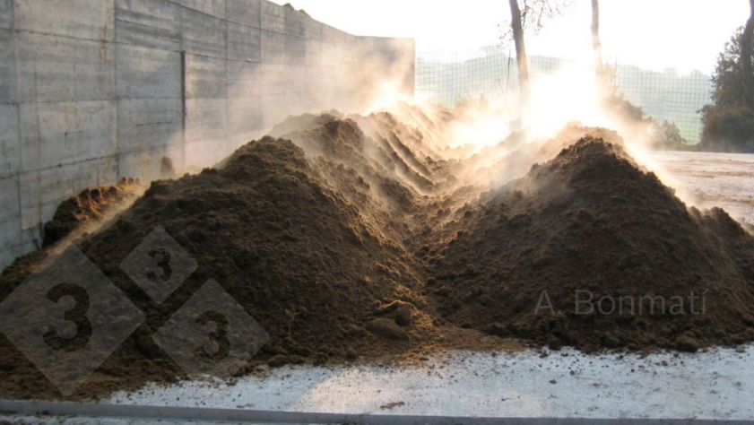 Figura 1a. Sistemas de compostaje: pilas volteadas. Fotos gentileza de A. Bonmat&iacute; (IRTA).

