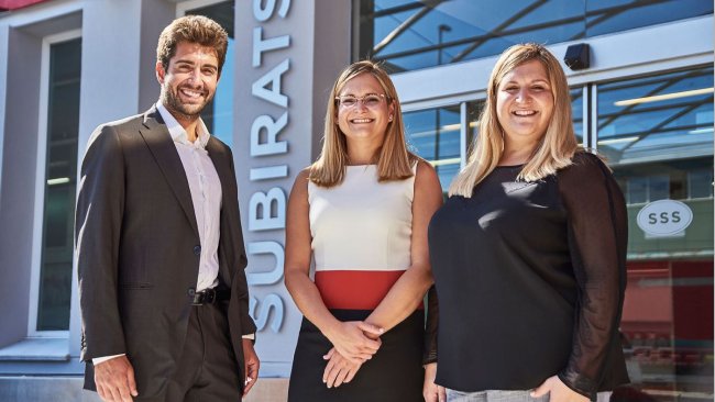 Los tres hermanos Subirats, Agustí, Meritxell y Elisabeth, delante de la sede del grupo en Santa Perpètua de Mogoda.