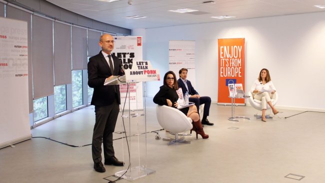 José Miguel Herrero, director general de la Industria Alimentaria; Carme Chaparro, periodista; Daniel de Miguel, director de Internacional de INTERPORC; Elena Iglesias, moderadora.