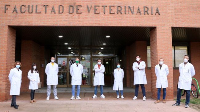 Primera: De izda. a dcha. Ana Carvajal, Clara Vega, Javier Roncero, Héctor Puente, Óscar Mencía, Lucía Pérez, Samuel Gómez-García, Manuel Gómez-García y Hector Argüello, en la puerta principal de la Facultad de Veterinaria.